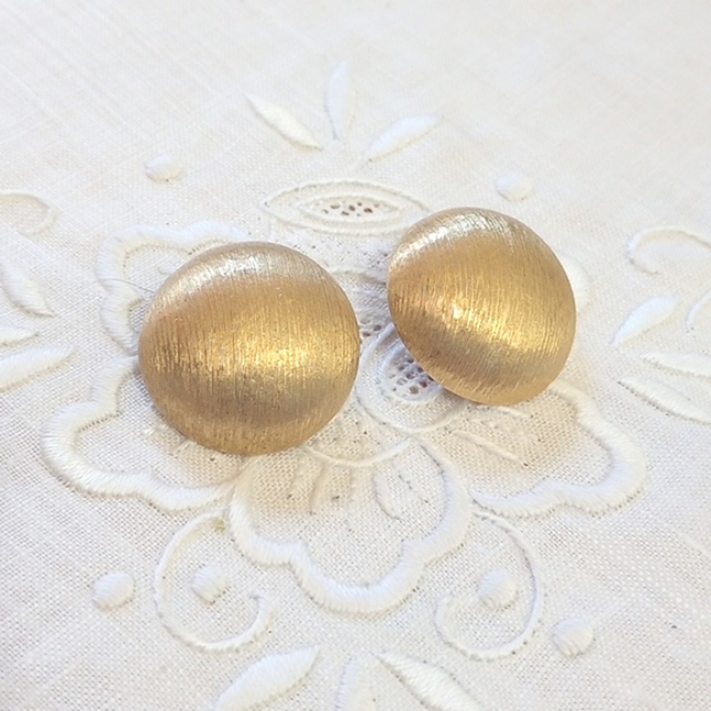 VTG Monet brushed textured goldtone button clip on earrings